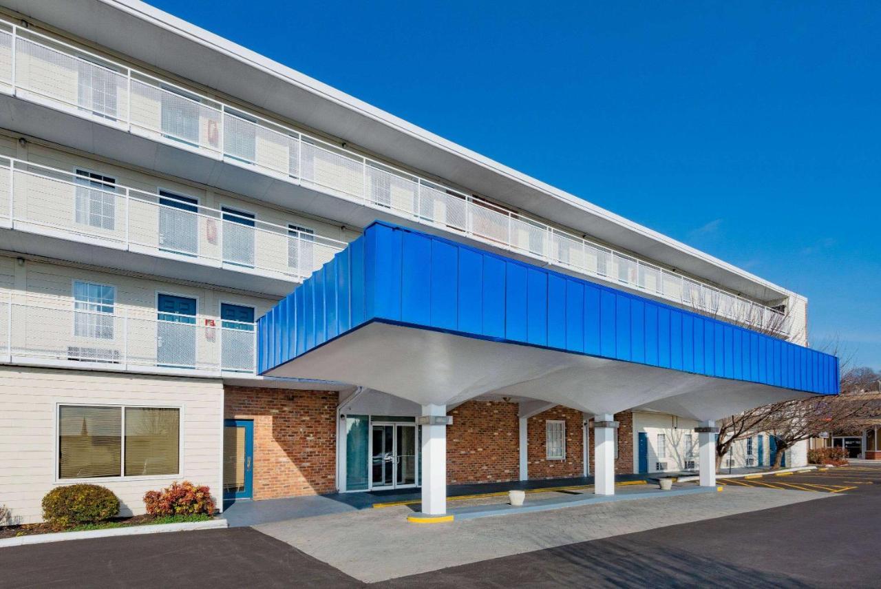 Howard Johnson By Wyndham Staunton Exteriör bild